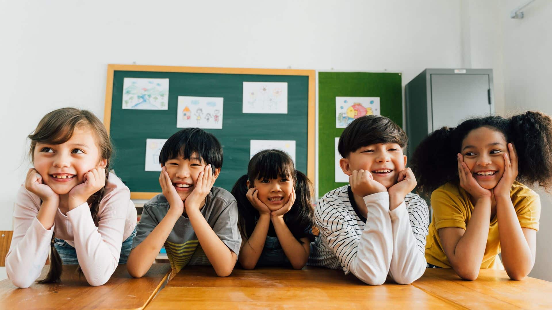 Educación para el progreso (2) Niños pequeños sonriendo en clase