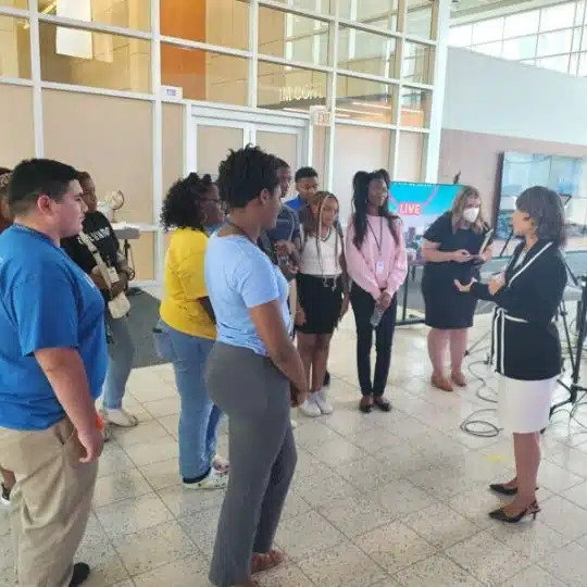 La congresista Lisa Blunt Rochester se dirige a los becarios de United Way of Delaware durante un debate televisado en DETV