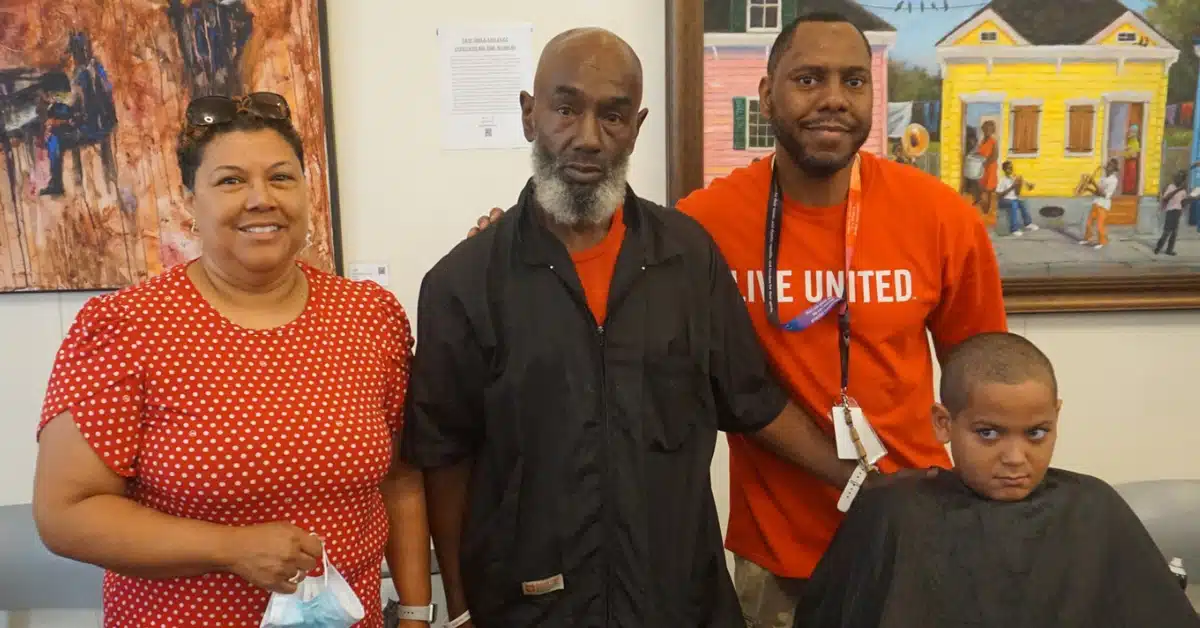 United Way of Delaware'La Dra. Michelle Taylor y Ken Livingston con el propietario de BVD Barber Salon en la Biblioteca Pública de Wilmington