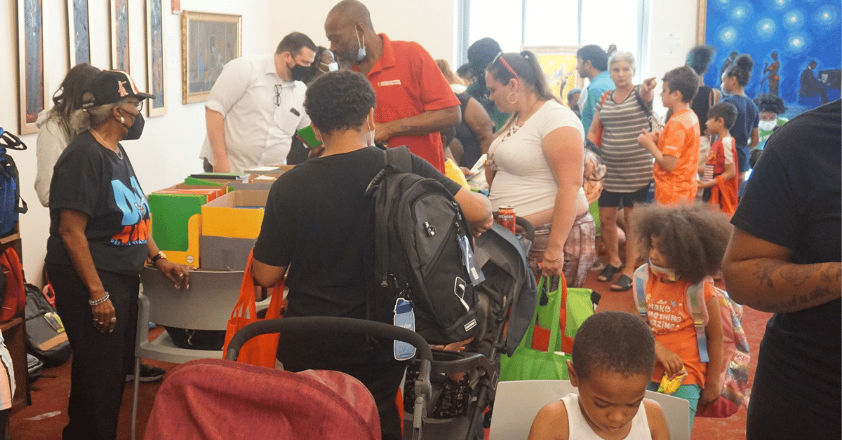 Bolsa de libros de agosto de 2022 y sorteo de recursos en la Biblioteca de Wilmington