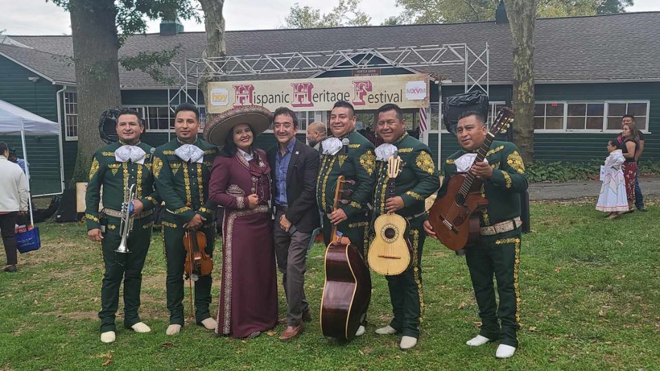Carlos de los Ramos and musicians @ HOLA in Dover, DE
